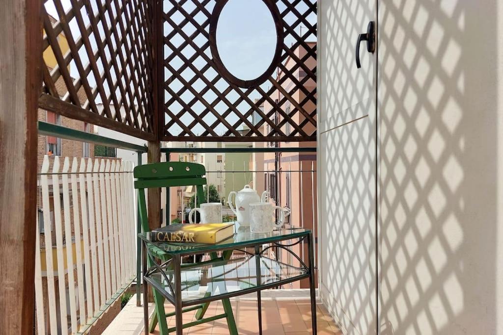 Relax Rome With 2 Balconies - 2 Bedroom Flat, 3Rd Floor With Lift, High Comfort, Quite, A Walk From Urban Train Station Gemelli And Metro A Stops Battistini & Cornelia Connecting To Center In 20 Minutes, 2 Steps From Bus Stop, Cycle Path, Groceries Eksteriør bilde