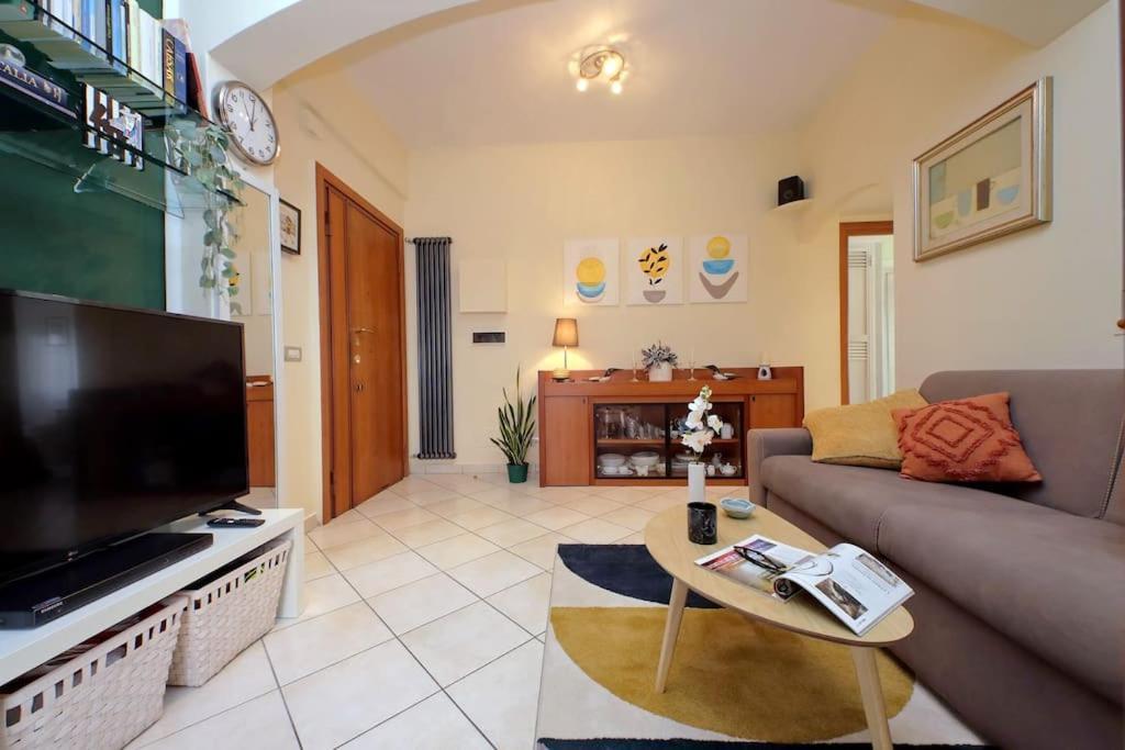 Relax Rome With 2 Balconies - 2 Bedroom Flat, 3Rd Floor With Lift, High Comfort, Quite, A Walk From Urban Train Station Gemelli And Metro A Stops Battistini & Cornelia Connecting To Center In 20 Minutes, 2 Steps From Bus Stop, Cycle Path, Groceries Eksteriør bilde